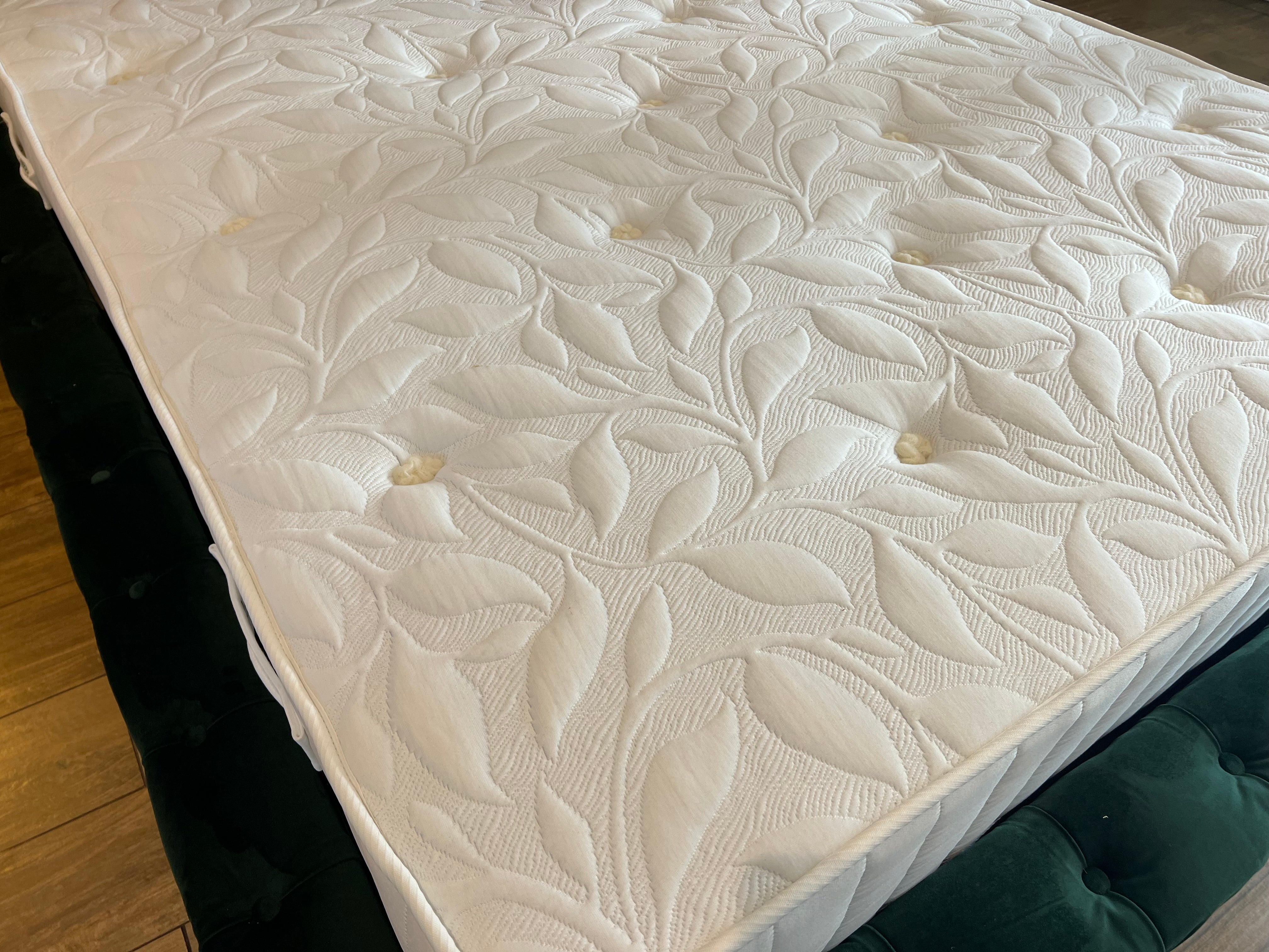 Nodax deluxe pocket 1000 mattress, soft landing surface, embroidered handles and air vents