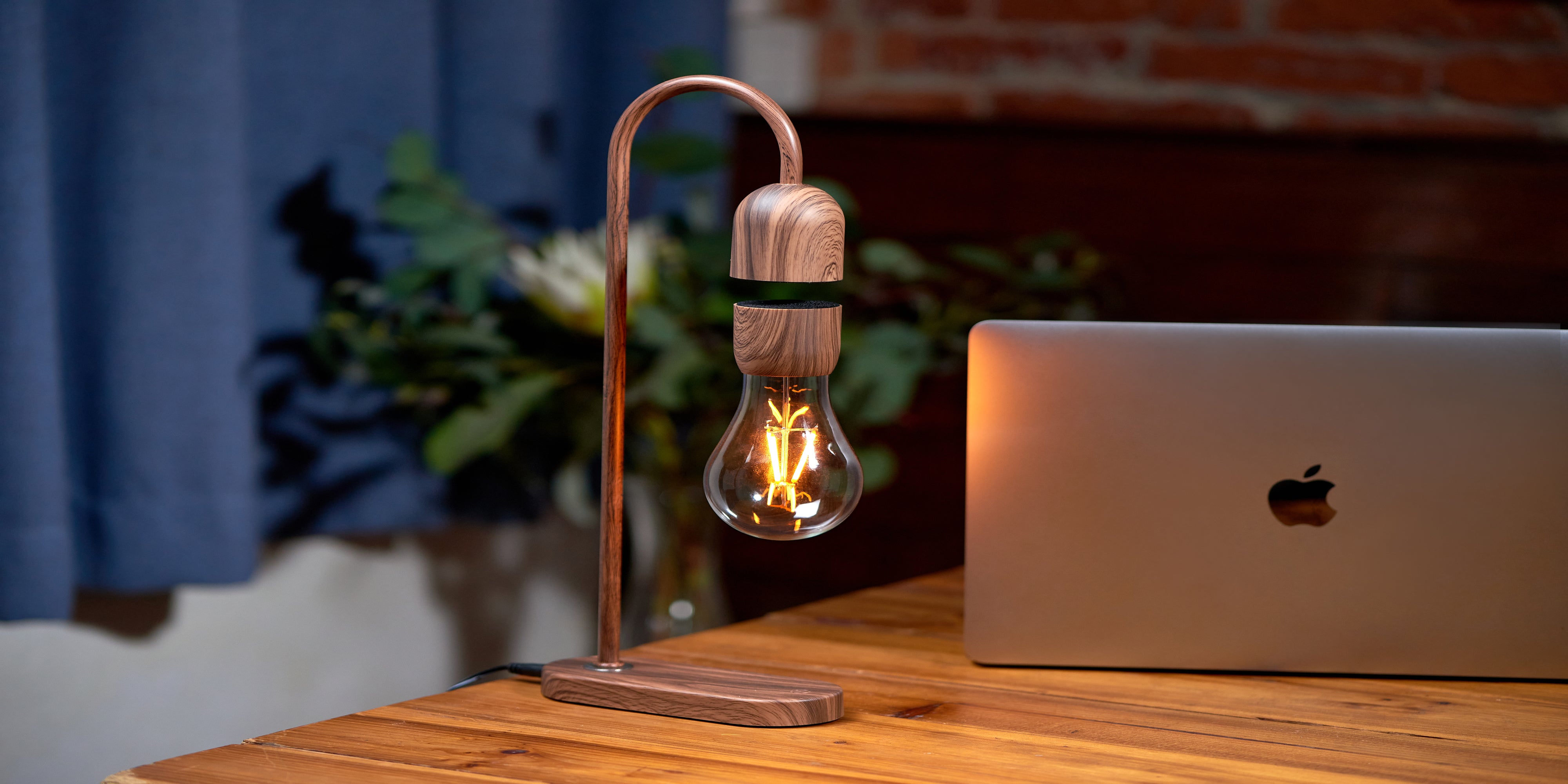 Evaro Lightbulb Lamp